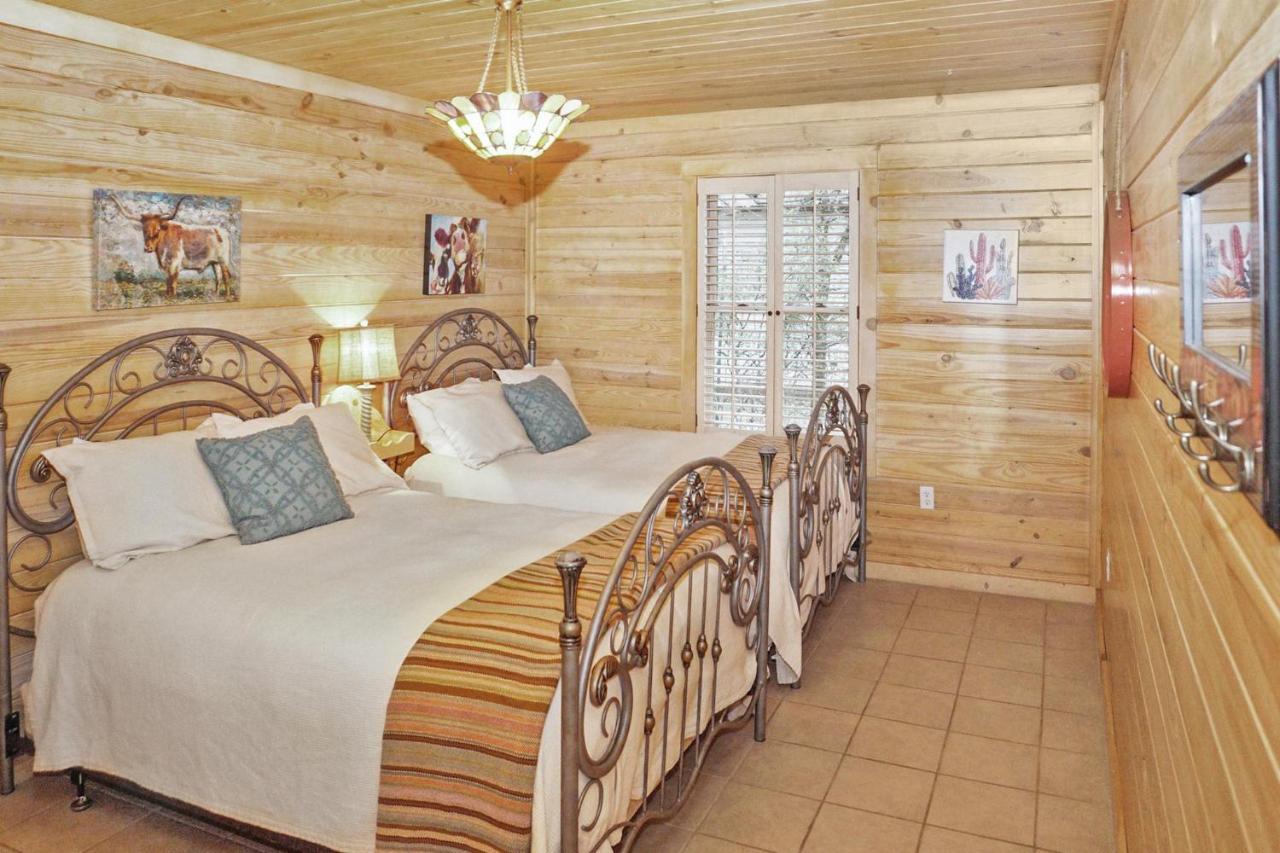 Wimberley Log Cabins Resort And Suites- The Oak Lodge Luaran gambar